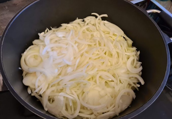 Gulasch - Zwiebel geschnitten