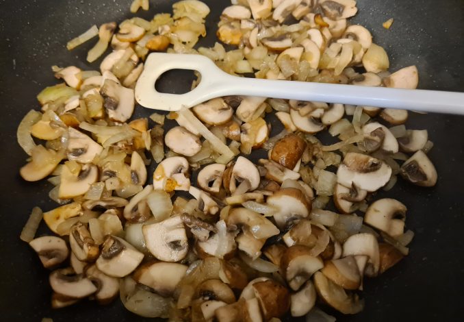 Orecchiette mit Hackfleisch und Pilzen - Pilze sautieren