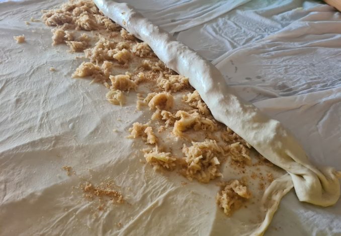 Apfelstrudel einrollen