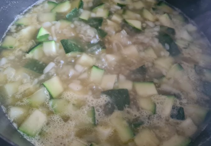 Zucchinicremesuppe - Kochen 1